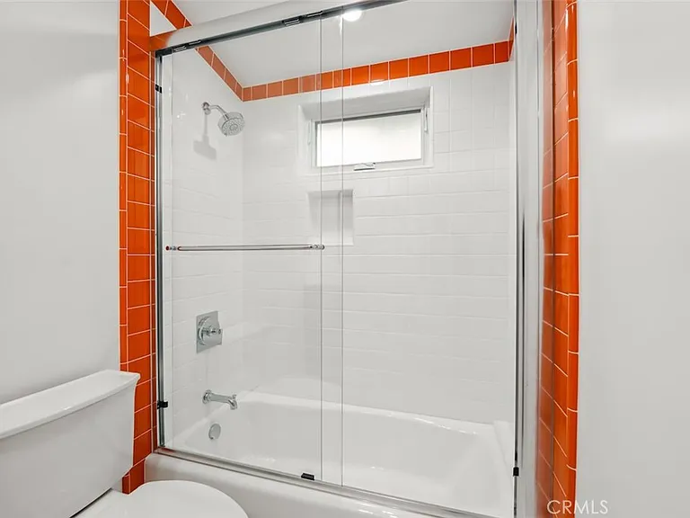 2549 N Beachwood Dr — Photo 22