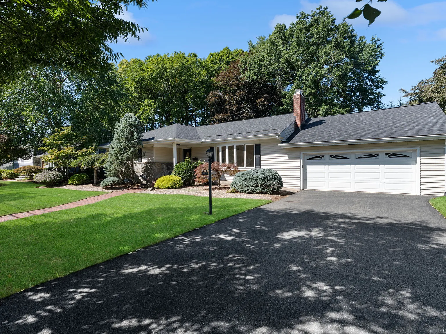 3 bed, 2.5 bath, 2216 sqft, $5,950 — Photo 2