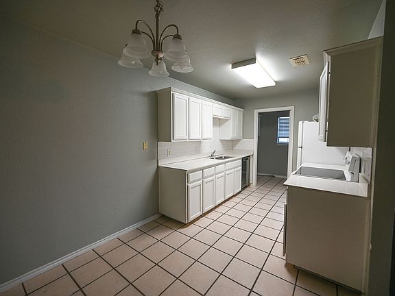 3rd image of 606 N Sewell Dr Unit B