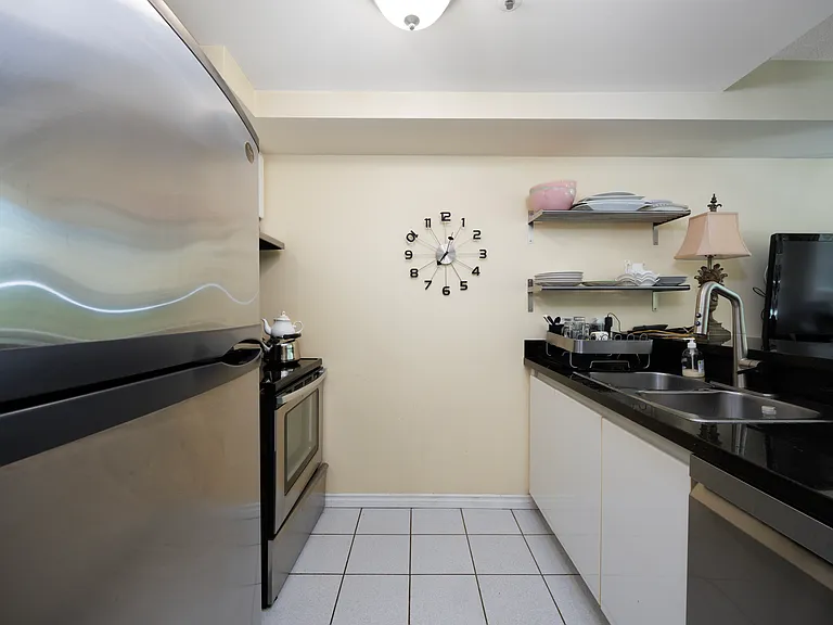 555 Jervis St #304 — Photo 9
