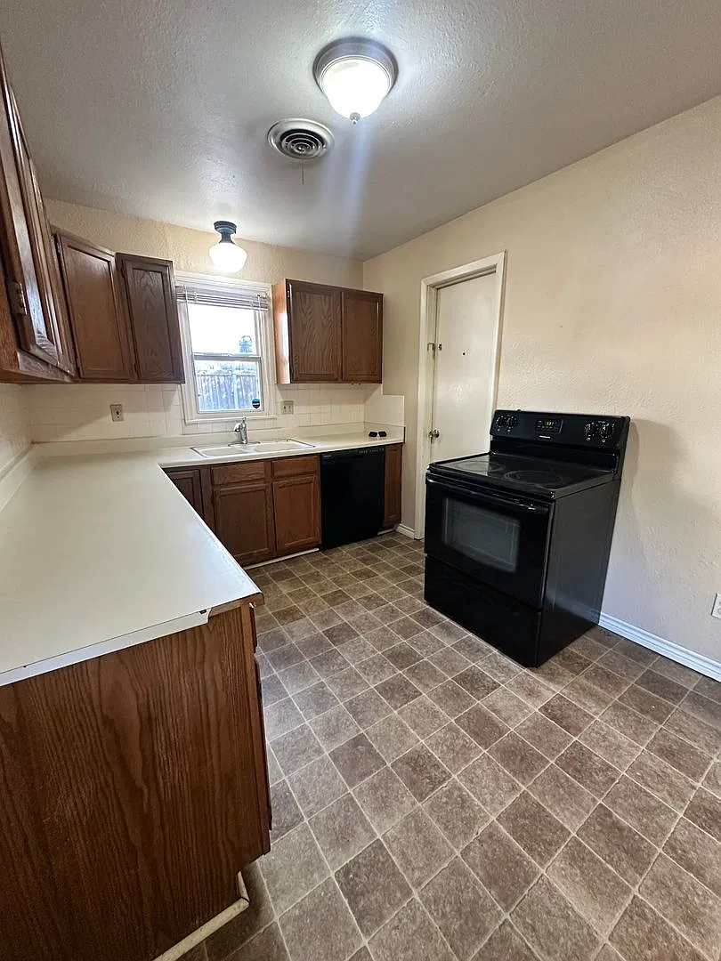 Adorable Home Next to Bivins Elementary! — Photo 4