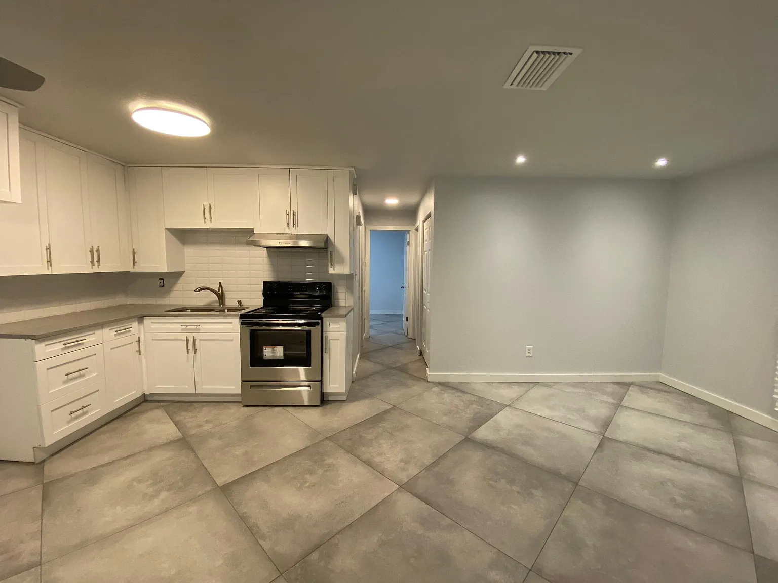 1721 W Walnut St — Photo 2