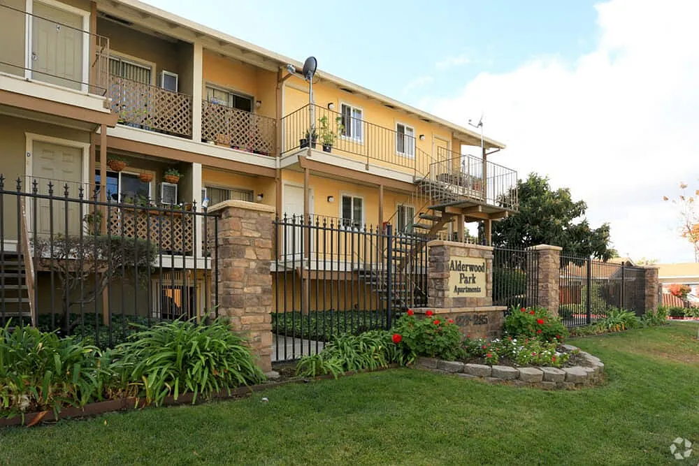 Alderwood Park Apartments — Photo 2