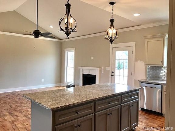 4th image of 916 Clear Creek Cir
