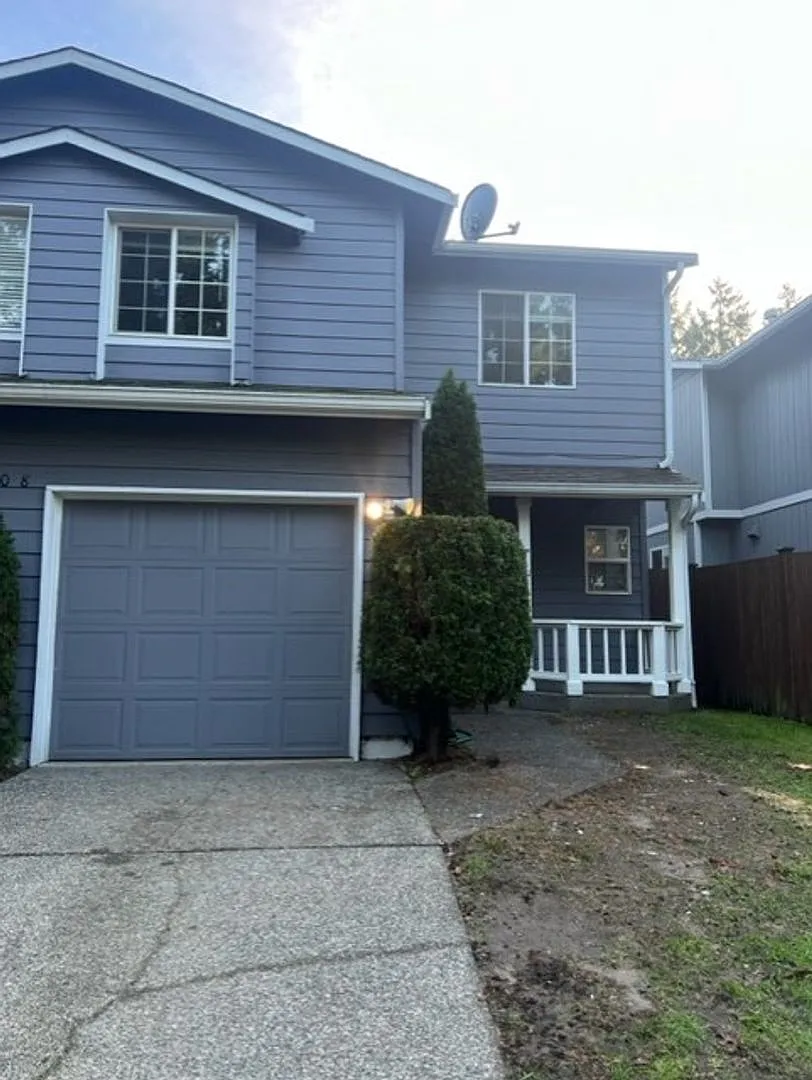 $500 Off First Month's Rent Fully Renovated Renton Highlands 3-Bedroom, 2.5 Bath, 1234asf Townhome. — Photo 1