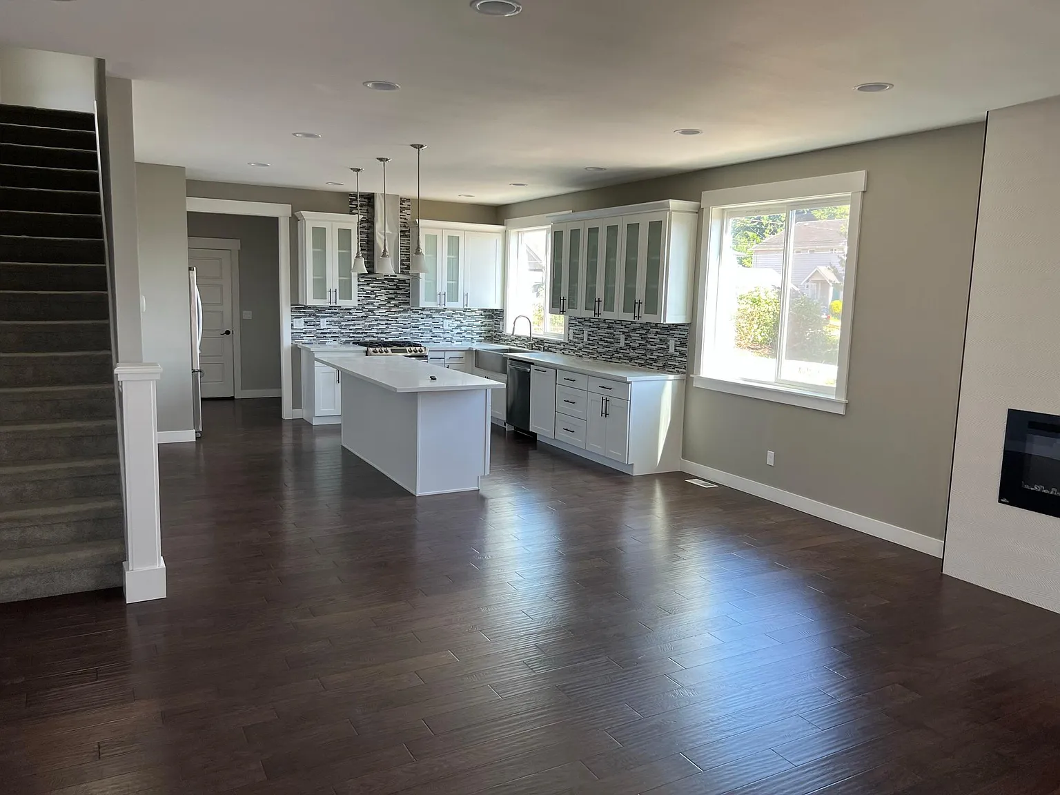 4 bed, 3.5 bath, 3800 sqft, $4,690 — Photo 3