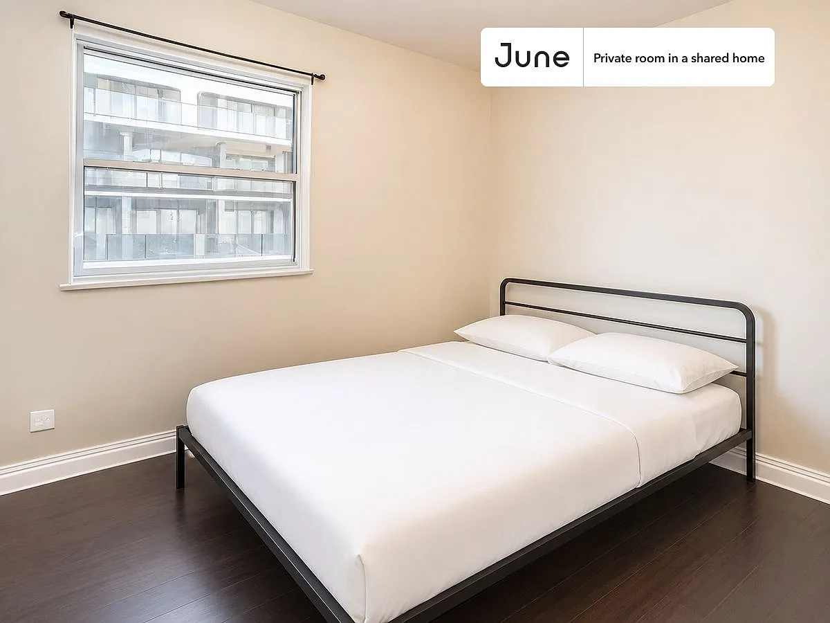 Queen bedroom in 4 bed/2 bath home in Flatbush #1647 C — Photo 1