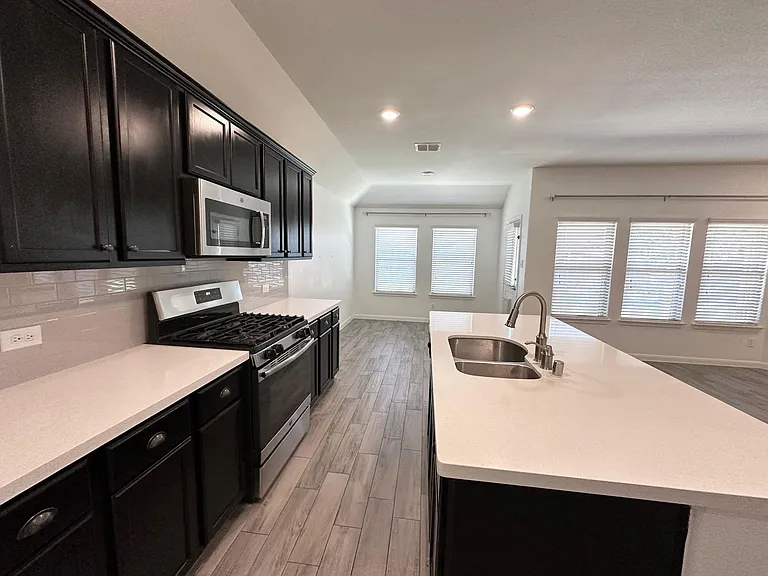 1302 Deerfield Dr — Photo 3