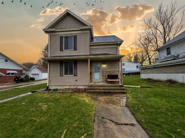 303 E 2nd St, Anamosa, IA 52205