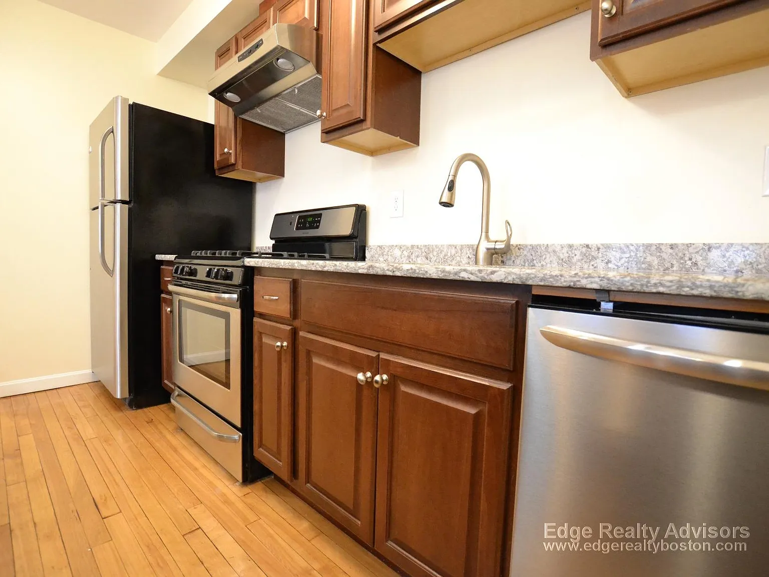 3 bed, 3.5 bath, 1200 sqft, $3,600 — Photo 2