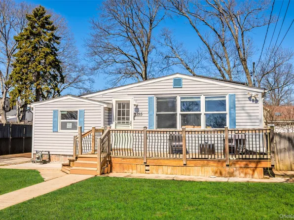 255 26th Street, Copiague, NY 11726