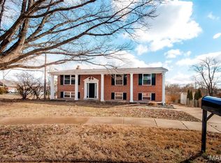 624 Sandy Oak Dr, Ballwin, MO 63021