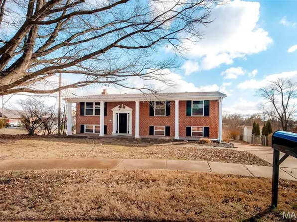 624 Sandy Oak Dr, Ballwin, MO 63021