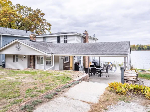 6456 Edgewood Dr, Brighton, MI 48116
