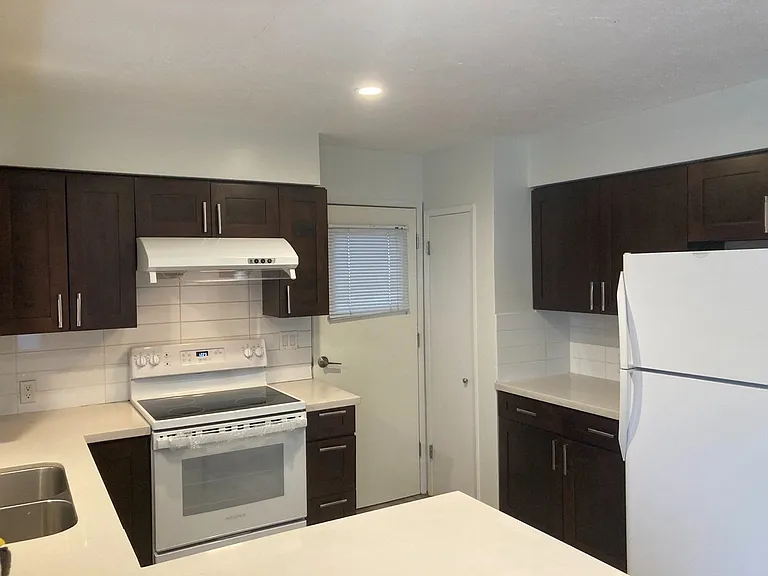 5704 Dundas St #UPPER — Photo 7