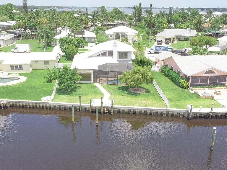 1694 SW Boatswain Pl — Photo 4