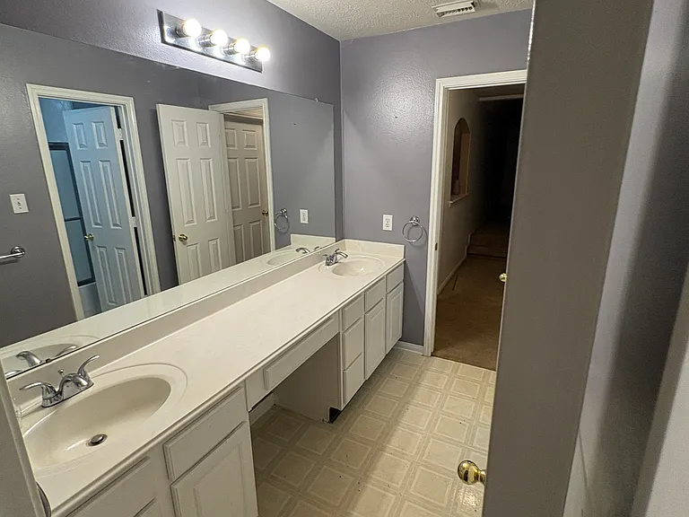 Upper bathroom w/ two sinks