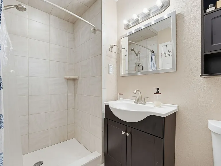 902 Lynn Ln — Photo 10