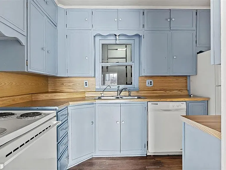 114 W B St — Photo 20