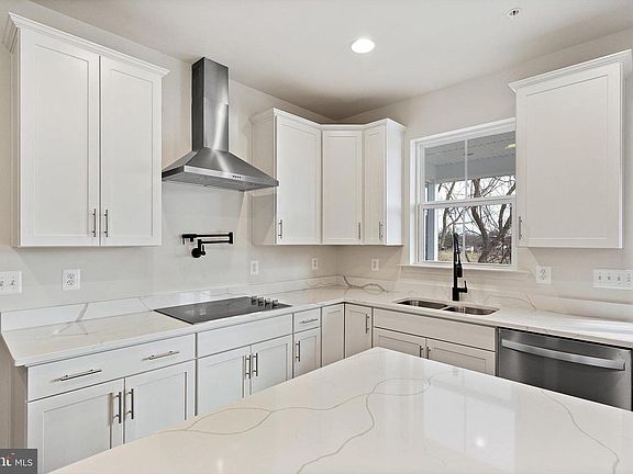 5th image of 854 Imperial Rd