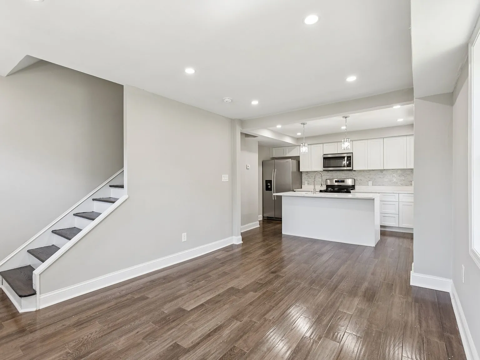 3 bed, 1114 sqft, $2,500 — Photo 2