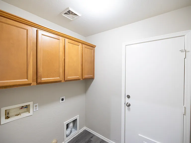 2541 E Silversmith Trl — Photo 28