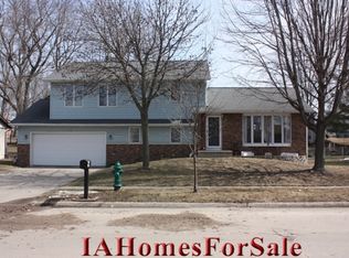 5315 Pine Grove Dr NE, Cedar Rapids, IA 52402