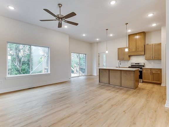 4th image of 3311 S Linden Ct