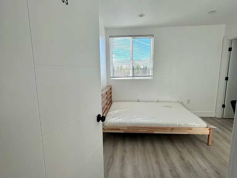 1575 1/2 W 37th St #303 — Photo 9