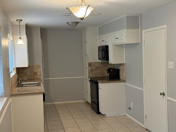 3rd image of 412 Pecan Dr