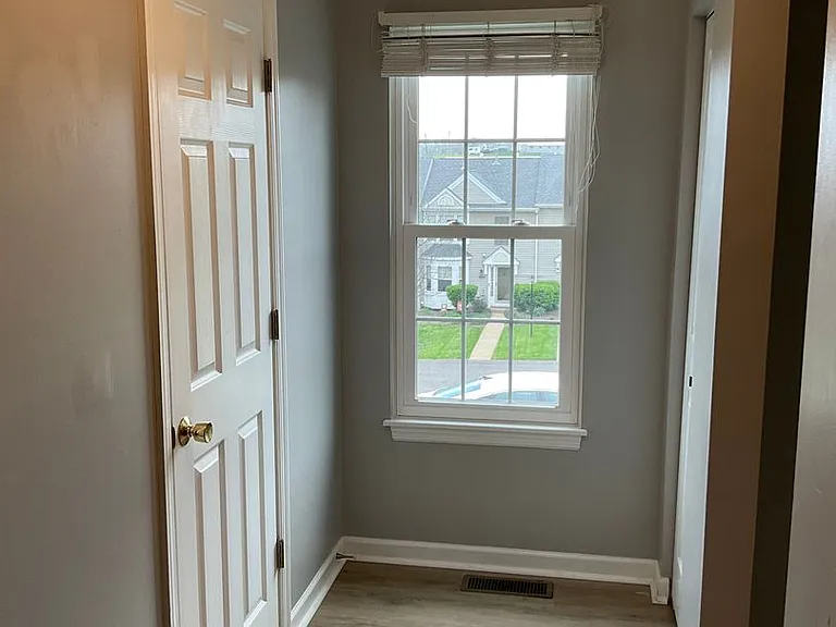 1049 Royal Dr — Photo 16