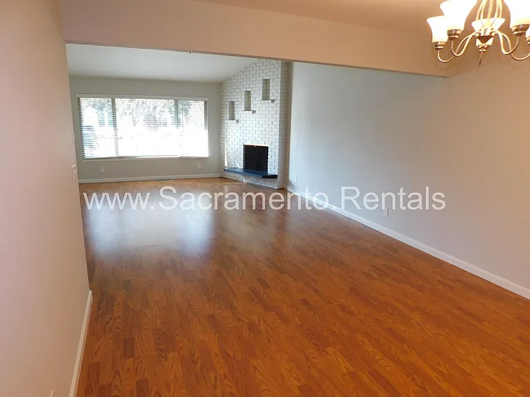 2637 Latham Dr — Photo 5