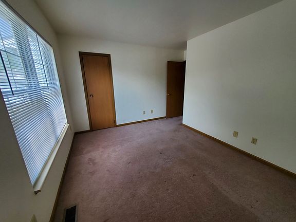 5th image of 612 E Campus Dr #31722E881