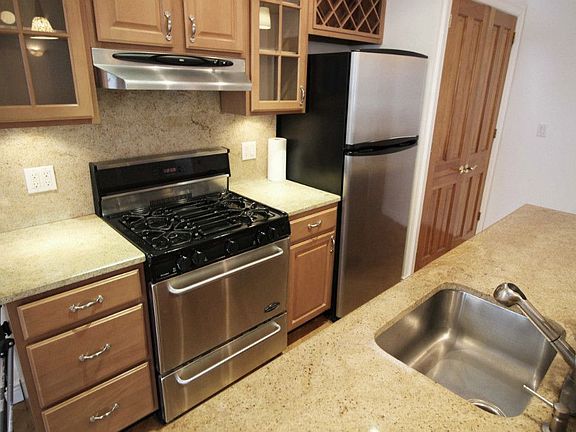 3rd image of 305 W 91st St APT 5