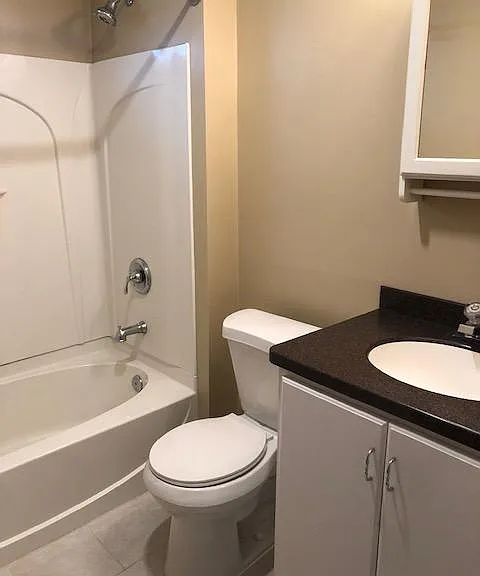 17433 Woodford Ave — Photo 10