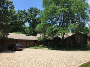 1335 Greenbrier Dr, Libertyville, IL 60048