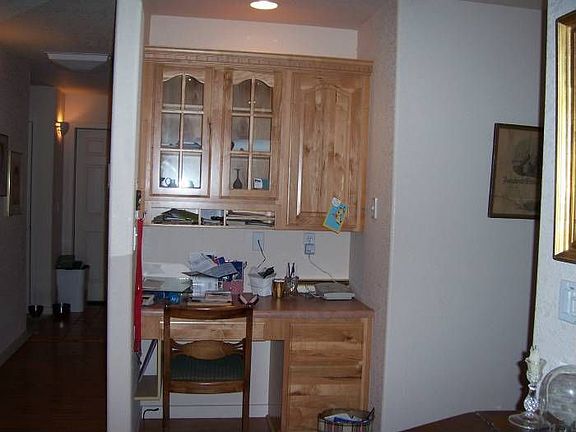 Built-in desk