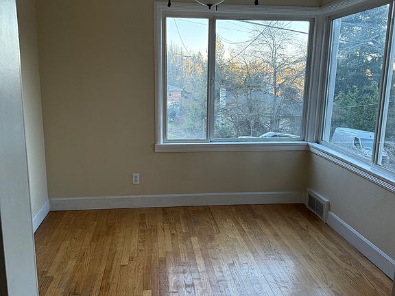 Dining room (looking from the kitchen)