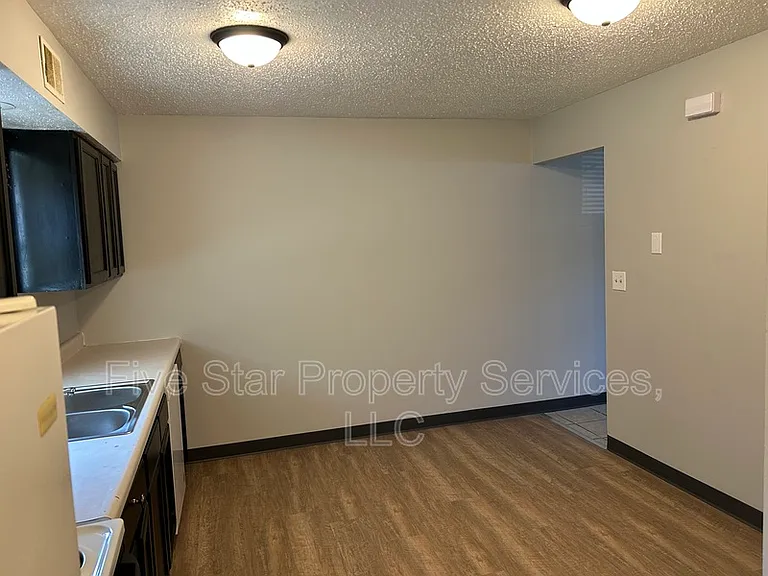 Lake Shore Apartments — Photo 14