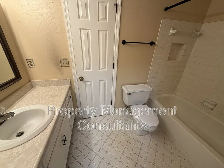 2083 Woodlawn Dr SW — Photo 10