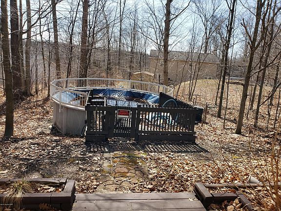 4th image of 110 Spruce Ln