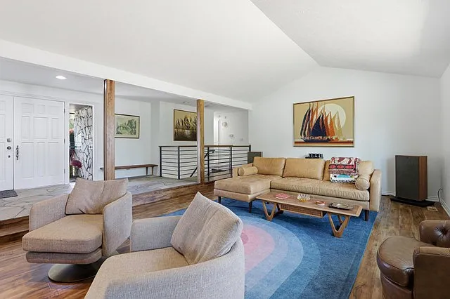 6 bed, 4248 sqft, $3,500 — Photo 2