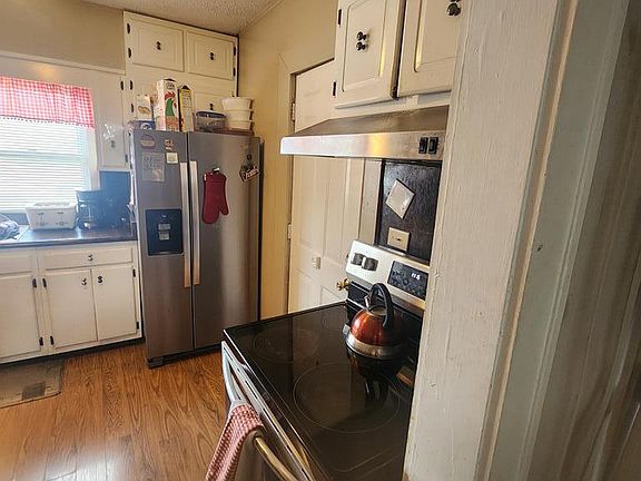 4th image of 834 Augusta St