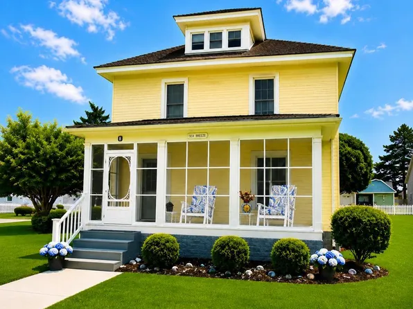 8 South St, Wachapreague, VA 23480