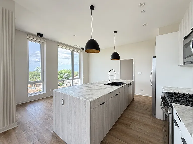 3207 N Narragansett Ave #504 — Photo 5