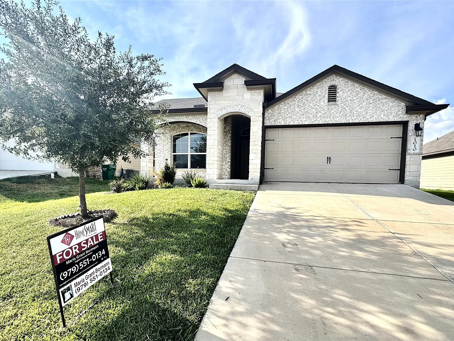 3 bed, 2.0 bath, 1660 sqft, $2,300 — Photo 1
