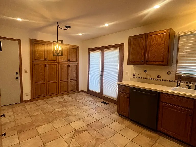 10304 Wilmette Ave — Photo 8