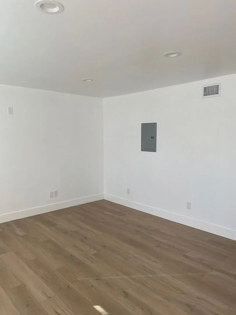 632-638 Iris Drive — Photo 3