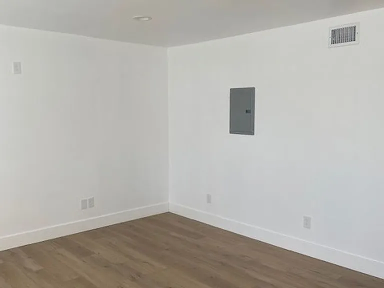 632-638 Iris Dr — Photo 3