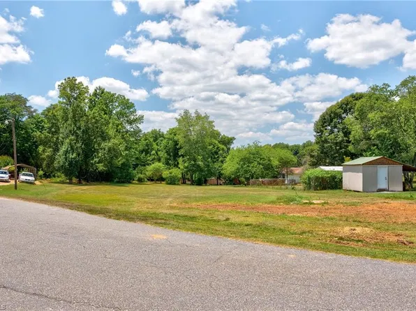 132 Shell Rd #8, Reidsville, NC 27320